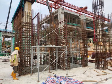 MELAKA, MALAYSIA - 19 HAZİRAN 2022: Tam gaz ilerleyen bir inşaat alanının manzarası. Makineler ve işçiler iş yapmakla meşguller. Güvenlik seviyesi gerekli standartlara ulaşacak şekilde sağlanmıştır..