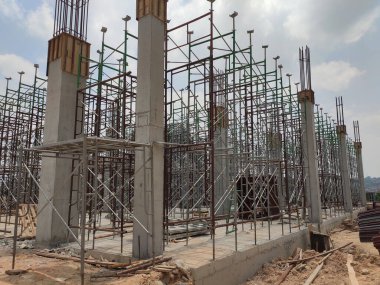 MELAKA, MALAYSIA - 19 HAZİRAN 2022: Tam gaz ilerleyen bir inşaat alanının manzarası. Makineler ve işçiler iş yapmakla meşguller. Güvenlik seviyesi gerekli standartlara ulaşacak şekilde sağlanmıştır..