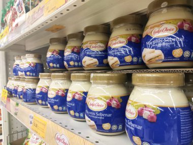 MELAKA, MALAYSIA -JANUARY 4, 2022: Ticari paketlerde çeşitli salata sosu türleri bir süpermarkette satışa sunulmaktadır. Marka ve aromayla ayrılmış. Fiyat etiketi ile işaretlenmiş.