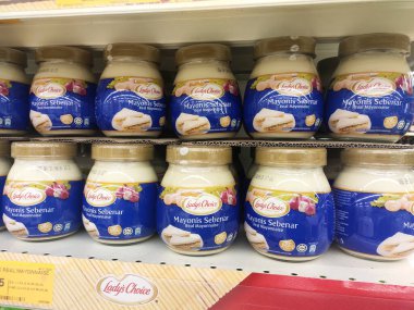 MELAKA, MALAYSIA -JANUARY 4, 2022: Ticari paketlerde çeşitli salata sosu türleri bir süpermarkette satışa sunulmaktadır. Marka ve aromayla ayrılmış. Fiyat etiketi ile işaretlenmiş.