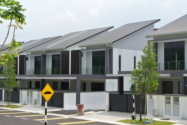 SELANGOR, MALAYSIA - 20 HAZİRAN 2022: Malezya 'da inşa halindeki yeni çift katlı teras evi. Geniş bir verandası var. Gelecekteki sakinler için de hizmet tesisleri inşa edilmiştir..