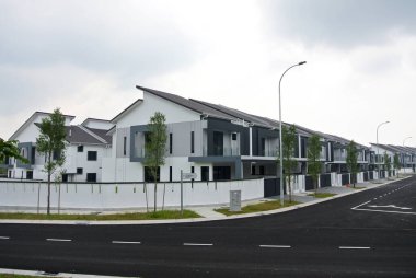 SELANGOR, MALAYSIA - 20 HAZİRAN 2022: Malezya 'da inşa halindeki yeni çift katlı teras evi. Geniş bir verandası var. Gelecekteki sakinler için de hizmet tesisleri inşa edilmiştir..