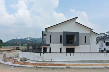SELANGOR, MALAYSIA - 20 HAZİRAN 2022: Malezya 'da inşa halindeki yeni çift katlı teras evi. Geniş bir verandası var. Gelecekteki sakinler için de hizmet tesisleri inşa edilmiştir..