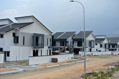 SELANGOR, MALAYSIA - 20 HAZİRAN 2022: Malezya 'da inşa halindeki yeni çift katlı teras evi. Geniş bir verandası var. Gelecekteki sakinler için de hizmet tesisleri inşa edilmiştir..