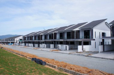 SELANGOR, MALAYSIA - 20 HAZİRAN 2022: Malezya 'da inşa halindeki yeni çift katlı teras evi. Geniş bir verandası var. Gelecekteki sakinler için de hizmet tesisleri inşa edilmiştir..