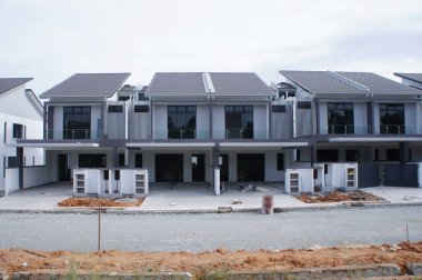 SELANGOR, MALAYSIA - 20 HAZİRAN 2022: Malezya 'da inşa halindeki yeni çift katlı teras evi. Geniş bir verandası var. Gelecekteki sakinler için de hizmet tesisleri inşa edilmiştir..