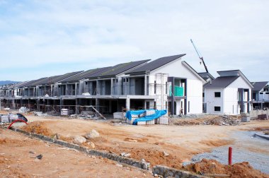 SELANGOR, MALAYSIA - 20 HAZİRAN 2022: Malezya 'da inşa halindeki yeni çift katlı teras evi. Geniş bir verandası var. Gelecekteki sakinler için de hizmet tesisleri inşa edilmiştir..