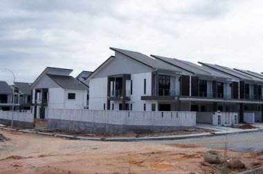 SELANGOR, MALAYSIA - 20 HAZİRAN 2022: Malezya 'da inşa halindeki yeni çift katlı teras evi. Geniş bir verandası var. Gelecekteki sakinler için de hizmet tesisleri inşa edilmiştir..