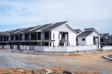 SELANGOR, MALAYSIA - 20 HAZİRAN 2022: Malezya 'da inşa halindeki yeni çift katlı teras evi. Geniş bir verandası var. Gelecekteki sakinler için de hizmet tesisleri inşa edilmiştir..