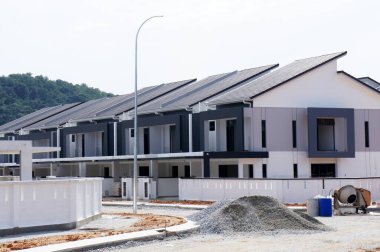 SELANGOR, MALAYSIA - 20 HAZİRAN 2022: Malezya 'da inşa halindeki yeni çift katlı teras evi. Geniş bir verandası var. Gelecekteki sakinler için de hizmet tesisleri inşa edilmiştir..