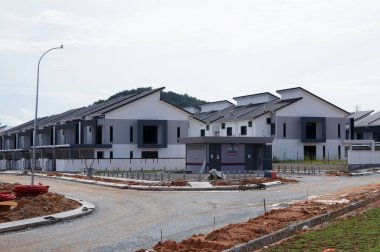 SELANGOR, MALAYSIA - 20 HAZİRAN 2022: Malezya 'da inşa halindeki yeni çift katlı teras evi. Geniş bir verandası var. Gelecekteki sakinler için de hizmet tesisleri inşa edilmiştir..