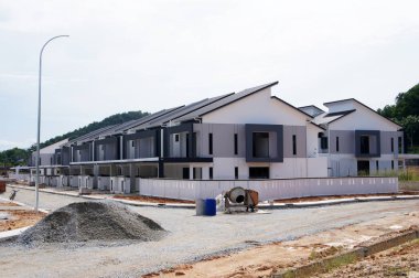 SELANGOR, MALAYSIA - 20 HAZİRAN 2022: Malezya 'da inşa halindeki yeni çift katlı teras evi. Geniş bir verandası var. Gelecekteki sakinler için de hizmet tesisleri inşa edilmiştir..