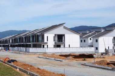 SELANGOR, MALAYSIA - 20 HAZİRAN 2022: Malezya 'da inşa halindeki yeni çift katlı teras evi. Geniş bir verandası var. Gelecekteki sakinler için de hizmet tesisleri inşa edilmiştir..