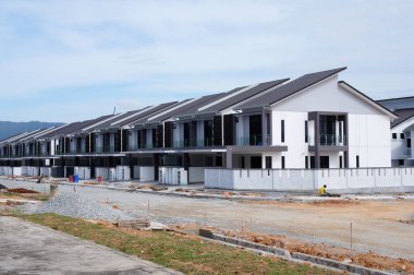 SELANGOR, MALAYSIA - 20 HAZİRAN 2022: Malezya 'da inşa halindeki yeni çift katlı teras evi. Geniş bir verandası var. Gelecekteki sakinler için de hizmet tesisleri inşa edilmiştir..