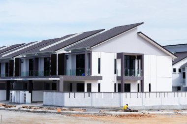 SELANGOR, MALAYSIA - 20 HAZİRAN 2022: Malezya 'da inşa halindeki yeni çift katlı teras evi. Geniş bir verandası var. Gelecekteki sakinler için de hizmet tesisleri inşa edilmiştir..