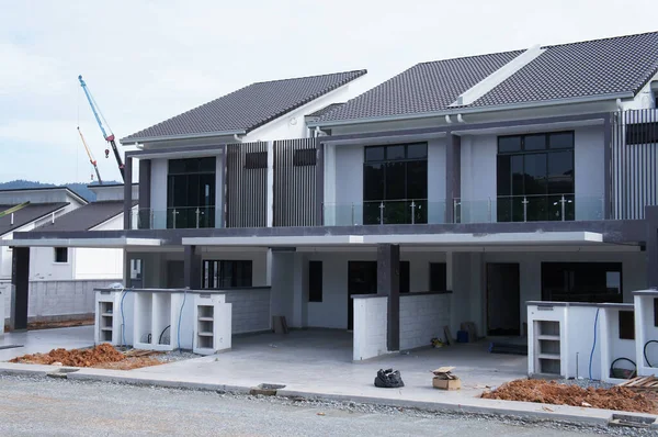 SELANGOR, MALAYSIA - 20 HAZİRAN 2022: Malezya 'da inşa halindeki yeni çift katlı teras evi. Geniş bir verandası var. Gelecekteki sakinler için de hizmet tesisleri inşa edilmiştir..