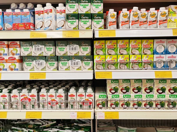 JOHOR, MALAYSIA -NOVEMBER 12, 2022: Ticari paketleme ve süpermarketlerde sergilenen işlenmiş hindistan cevizi sütü üzerine odaklanmış. Markaya göre sıralanmış ve fiyat etiketi var..