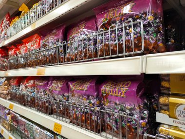 SELANGOR, MALAYSIA - 3 Nisan 2021: Çikolata bazlı gıda süpermarketlerde satılmaktadır. Çeşitli marka ve şekillerde satılıyor. Bazıları çeşitlilik için diğer malzemelerle eklenir..