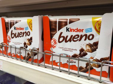 SELANGOR, MALAYSIA - 3 Nisan 2021: Çikolata bazlı gıda süpermarketlerde satılmaktadır. Çeşitli marka ve şekillerde satılıyor. Bazıları çeşitlilik için diğer malzemelerle eklenir..