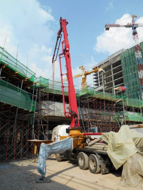 PERAK, MALAYSIA -14 Nisan 2016: Beton pompalama makinesi aynı anda büyük miktarlarda beton pompalayabiliyor. Zaman kazandırabilir ve beton işleri hızlandırabilir..
