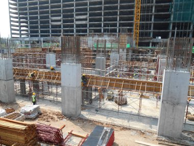 JOHOR, MALAYSIA -14 Nisan 2016: Gündüz vakti Malezya 'nın Johor kentindeki şantiyede çalışan bir grup inşaat işçisi.  