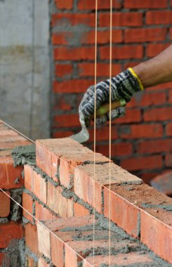 JOHOR, MALAYSIA -NİSAN 05, 2016: Duvarlar için kil tuğla döşeme.