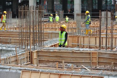 JOHOR, MALAYSIA -14 Nisan 2016: Gündüz vakti Malezya 'nın Johor kentindeki şantiyede çalışan bir grup inşaat işçisi.  