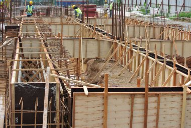 Selangor, Malezya - 26 Ekim 2015: inşaat sahasında işçiler tarafından inşa zemin ışın formu iş. 