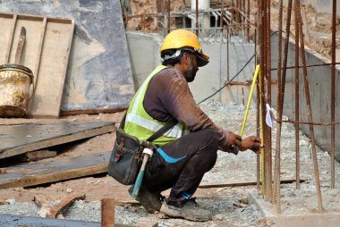 Selangor, Malezya - 23 Ekim 2015: Selangor, Malezya için şantiyede beton duvar için çelik takviye çubuğu imalatı inşaat işçileri. Mühendis tarafından tasarlanmış takviye çubuğu.  