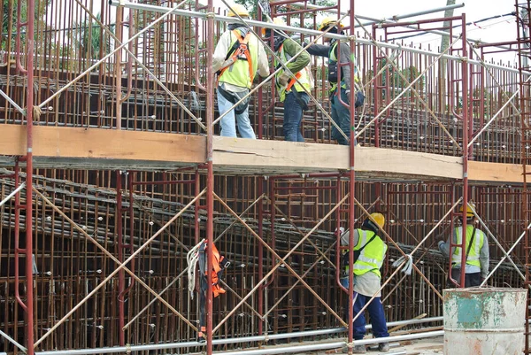 セランゴール州 マレーシア 2015 建設労働者がマレーシアのスランゴール州の建設現場でコンクリートの壁の補強バーを製造します エンジニアによって設計されている補強バー ストックフォト