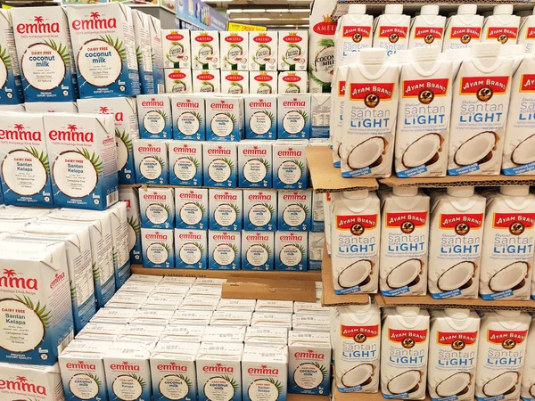 JOHOR, MALAYSIA -NOVEMBER 12, 2022: Ticari paketleme ve süpermarketlerde sergilenen işlenmiş hindistan cevizi sütü üzerine odaklanmış. Markaya göre sıralanmış ve fiyat etiketi var..