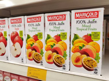 MELAKA, MALAYSIA - 22 Mart 2022: Meyve aromalı meyve suyu süpermarketlerin içindeki rafta sergilenmek üzere karton bir kutuda sergilenmektedir. Müşterilerin seçmesini sağlamak için markalara göre sıralanır.