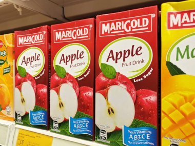 MELAKA, MALAYSIA - 22 Mart 2022: Meyve aromalı meyve suyu süpermarketlerin içindeki rafta sergilenmek üzere karton bir kutuda sergilenmektedir. Müşterilerin seçmesini sağlamak için markalara göre sıralanır.