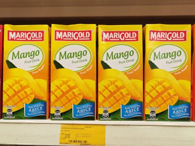 MELAKA, MALAYSIA - 22 Mart 2022: Meyve aromalı meyve suyu süpermarketlerin içindeki rafta sergilenmek üzere karton bir kutuda sergilenmektedir. Müşterilerin seçmesini sağlamak için markalara göre sıralanır.