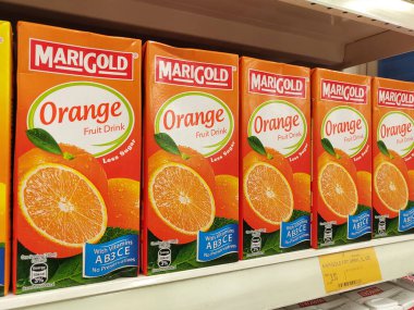 MELAKA, MALAYSIA - 22 Mart 2022: Meyve aromalı meyve suyu süpermarketlerin içindeki rafta sergilenmek üzere karton bir kutuda sergilenmektedir. Müşterilerin seçmesini sağlamak için markalara göre sıralanır.