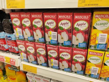 MELAKA, MALAYSIA - 22 Mart 2022: Meyve aromalı meyve suyu süpermarketlerin içindeki rafta sergilenmek üzere karton bir kutuda sergilenmektedir. Müşterilerin seçmesini sağlamak için markalara göre sıralanır.