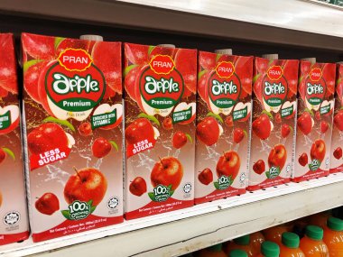 MELAKA, MALAYSIA - 22 Mart 2022: Meyve aromalı meyve suyu süpermarketlerin içindeki rafta sergilenmek üzere karton bir kutuda sergilenmektedir. Müşterilerin seçmesini sağlamak için markalara göre sıralanır.