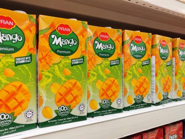 MELAKA, MALAYSIA - 22 Mart 2022: Meyve aromalı meyve suyu süpermarketlerin içindeki rafta sergilenmek üzere karton bir kutuda sergilenmektedir. Müşterilerin seçmesini sağlamak için markalara göre sıralanır.