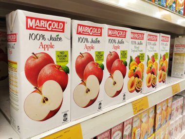 MELAKA, MALAYSIA - 22 Mart 2022: Meyve aromalı meyve suyu süpermarketlerin içindeki rafta sergilenmek üzere karton bir kutuda sergilenmektedir. Müşterilerin seçmesini sağlamak için markalara göre sıralanır.