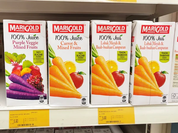 MELAKA, MALAYSIA - 22 Mart 2022: Meyve aromalı meyve suyu süpermarketlerin içindeki rafta sergilenmek üzere karton bir kutuda sergilenmektedir. Müşterilerin seçmesini sağlamak için markalara göre sıralanır.