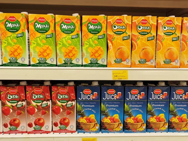 Melaka Malaysia March 2022 果香装在纸盒中 陈列在超市的架子上出售 按品牌排序 使客户能够作出选择 — 图库照片