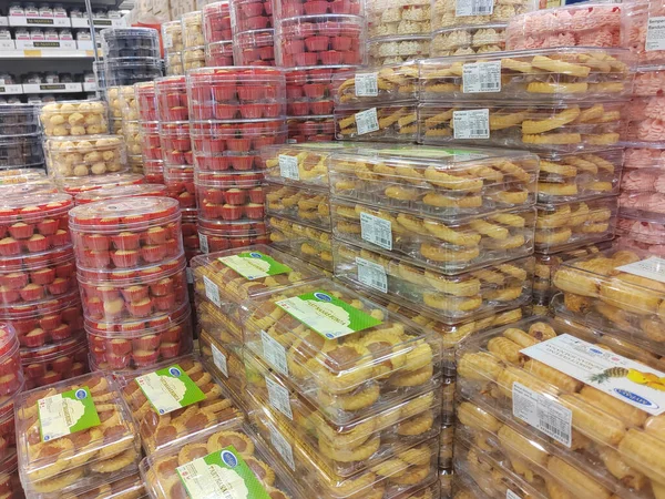 Melaka Malaysia May 2022 饼干在透明的塑料容器中出售 并按类型和价格分类 在桌子上展示 为穆斯林开斋节制作的特辑 — 图库照片