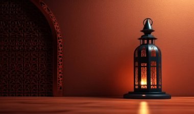 Geleneksel Arap fenerlerinin, arka plandaki İslami geometrik desenlere ve bayram gecesinin sakin atmosferine karşı ışıklandırılmış bir örneği. Hafifçe çevreyi aydınlatır..