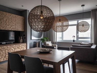 Modern dekorasyon ve tasarımı olan dairede yemek odası. Kolye ışığı ve güzel duvar süslemeleri. Orta büyüklükteki boşluk ve iç aydınlatmaya büyük pencereler yardımcı olur.