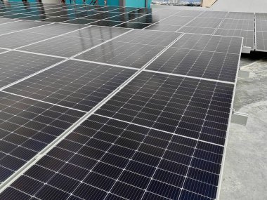 JOHOR, MALAYSIA - 23 Mart 2016: Güneş enerjisini toplamak ve elektrik enerjisine dönüştürmek için güneş çiftliğindeki güneş paneli. Uygun güneş ışığı için binanın çatısına yerleştirildi..