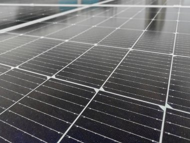 JOHOR, MALAYSIA - 23 Mart 2016: Güneş enerjisini toplamak ve elektrik enerjisine dönüştürmek için güneş çiftliğindeki güneş paneli. Uygun güneş ışığı için binanın çatısına yerleştirildi..