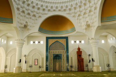 KEDAH, MALAYSIA -13 Ocak 2014: El Buhari Camii Alor Setar, Kedah, Malezya. Cami tasarımı İran 'daki camilerin tasarımına dayanıyordu..