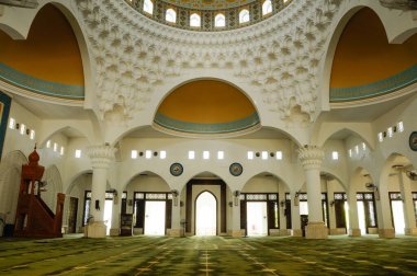 KEDAH, MALAYSIA -13 Ocak 2014: El Buhari Camii Alor Setar, Kedah, Malezya. Cami tasarımı İran 'daki camilerin tasarımına dayanıyordu..