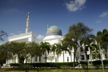 KEDAH, MALAYSIA -13 Ocak 2014: El Buhari Camii Alor Setar, Kedah, Malezya. Cami tasarımı İran 'daki camilerin tasarımına dayanıyordu..