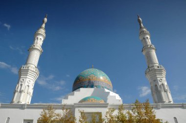 KEDAH, MALAYSIA -13 Ocak 2014: El Buhari Camii Alor Setar, Kedah, Malezya. Cami tasarımı İran 'daki camilerin tasarımına dayanıyordu..